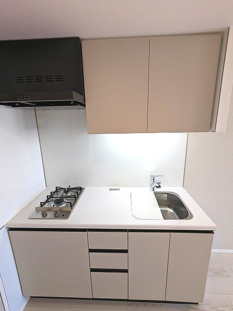 Urbanex新御徒町のキッチン|ガス2口システムキッチン、広々のシンク