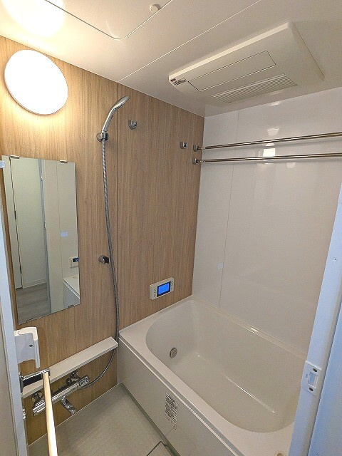Urbanex新御徒町の浴室|追焚オートバス、浴室換気乾燥機付、浴室TV付です、大きめのシャワーヘッドです
