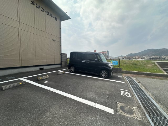 メゾン・リバーⅡの駐車場