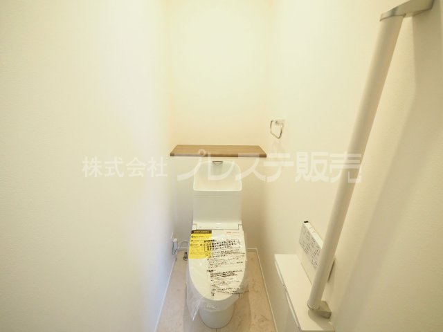 奈良市北登美ヶ丘６丁目の新築一戸建 全９区画のトイレ|現地写真（１号地１階トイレ）温水洗浄便座を標準装備！