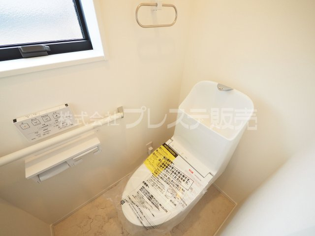 奈良市北登美ヶ丘６丁目の新築一戸建 全９区画のトイレ|現地写真（１号地２階トイレ）温水洗浄便座を標準装備！