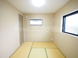 【和室】 | 奈良市北登美ヶ丘６丁目の新築一戸建 全９区画 | 現地写真（１号地和室）ＬＤＫと続き間の和室はくつろぎの空間です♪