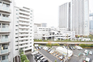【展望】 | 眼前に広がる空の雄大さと、このお部屋の自慢の一つである「眺望」をご覧ください。毎日、この景色を独り占めできる新生活に夢が広がります。～即日のご見学可能～　お問合せはお気軽にどうぞ。
