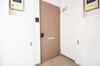 【その他共用部分】 | 皆様をお迎えする、お部屋の玄関ドア。開けやすさや開放角度、ドアノブの操作しやすさや鍵の形状などを、現地で一度ご確認ください。～即日のご見学可能～　お問合せはお気軽にどうぞ。
