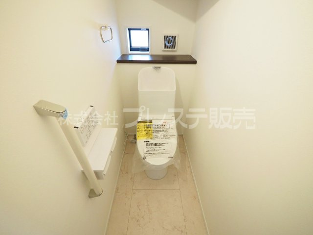 奈良市北登美ヶ丘６丁目の新築一戸建 全９区画のトイレ|現地写真（２号地１階トイレ）温水洗浄便座を標準装備！