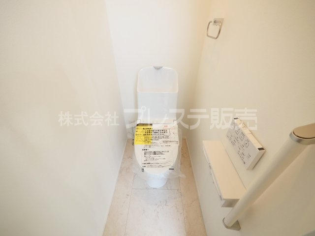 奈良市北登美ヶ丘６丁目の新築一戸建 全９区画のトイレ|現地写真（２号地２階トイレ）温水洗浄便座を標準装備！