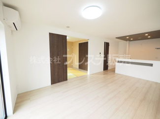 【居間・リビング】 | 奈良市北登美ヶ丘６丁目の新築一戸建 全９区画 | 現地写真（２号地リビング）ＬＤＫは広々１７帖！南向きですので、陽あたり良好です♪