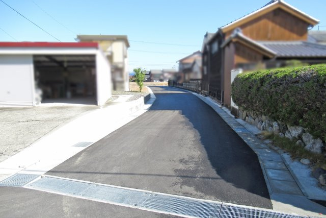 【前面道路含む現地写真】 | 鈴鹿市寺家３丁目　事業用地・住宅用地 | 南側新設進入路