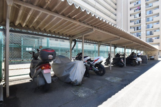 【駐車場】 | バイク置き場。空き区画の有無や駐輪料金、サイズおよび排気量規定などについては、改めてお問い合わせください。～即日のご見学可能～　お問合せはお気軽にどうぞ。
