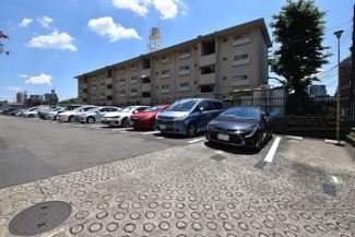 【駐車場】 | マンションの駐車場スペース。空きの有無や駐車料金、サイズ規定などについては、改めてお問い合わせください。～即日のご見学可能～　お問合せはお気軽にどうぞ。