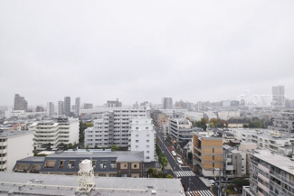 【展望】 | 眼前に広がる空の雄大さと、このお部屋の自慢の一つである「眺望」をご覧ください。毎日、この景色を独り占めできる新生活に夢が広がります。～即日のご見学可能～　お問合せはお気軽にどうぞ。
