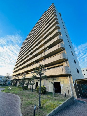 【外観】 | キングマンション鶴見 | 周辺はスーパーが複数ありお買い物に便利です♪15階建12階の高層階・南向きで陽当たりの良いお部屋です！リフォーム済みで室内もとっても綺麗！いつでもご内覧いただけますのでお気軽にお問い合わせください！