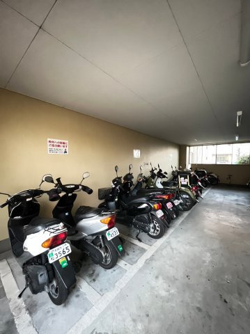 キングマンション鶴見の駐車場