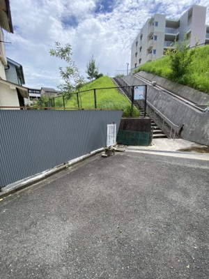 【前面道路含む現地写真】 | 奈良市学園朝日町土地（古家付き）