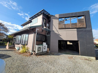 【駐車場】 | 店舗兼用住宅 | 屋根付き駐車場と砂利の駐車場を含めると10台ほど停められそうです！！