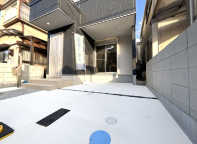 【駐車場】 | 城陽市久世里ノ西　築後未入戸建 | 前道幅員約6ｍあるので、運転が苦手な方でも安心して駐車していただけます。