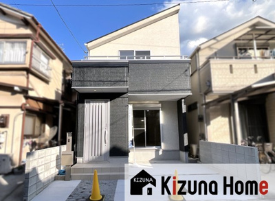 【外観】 | 城陽市久世里ノ西　築後未入戸建 | 徒歩10分以内に《スーパー・ドラッグストア・ユニクロ・やよい軒・吉野家》がある集合施設があり便利です。
