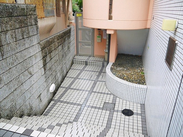 シティパレスあやめ池Ｐ３のエントランス|共用の出入り口です