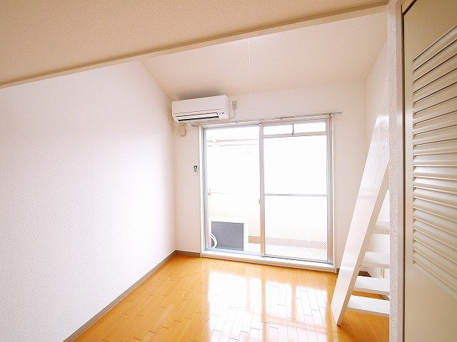 シティパレスあやめ池Ｐ３の居間・リビング|窓が大きく、採光もよいですね