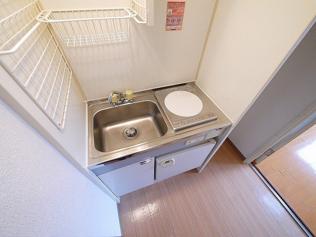 シティパレスあやめ池Ｐ３のキッチン|冷蔵庫付きのミニキッチンです