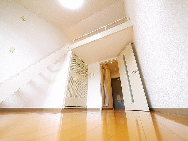 シティパレスあやめ池Ｐ３の寝室|照明付きのお部屋は初期費用が抑えられます