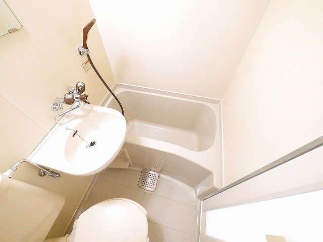 シティパレスあやめ池Ｐ３の浴室|コンパクトな水回りはお手入れも手軽に済ませられます