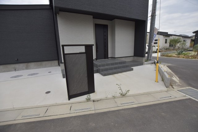 久喜市上内　中古一戸建ての玄関