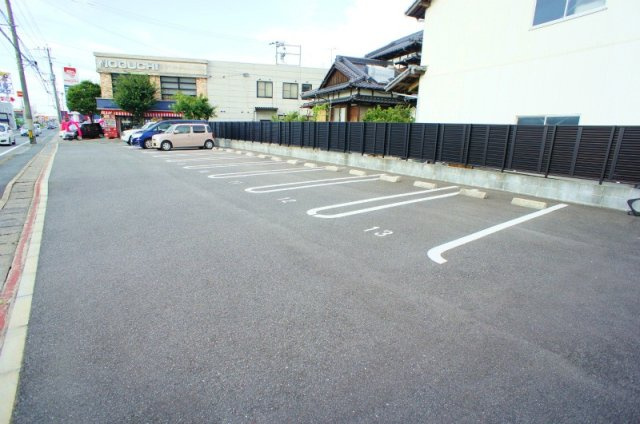 久留米市津福本町のアパートの駐車場