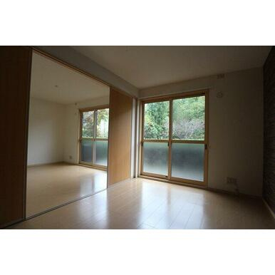 ロイヤルパーク弐番館の洋室|広々とした洋室です