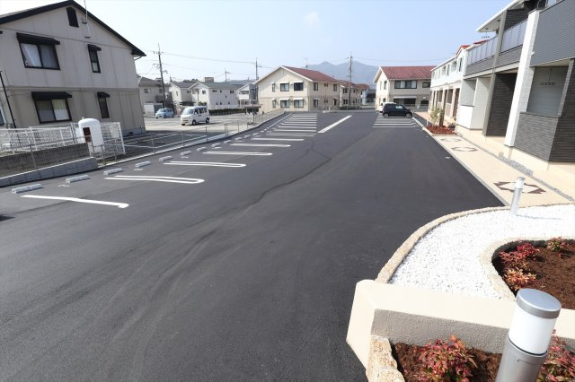 アジュール　Bの駐車場