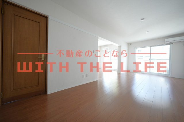 レジデンシャルウエストサイド【キャッシュバック対象物件】の居間・リビング|こちらの居間で趣味の時間をお楽しみください