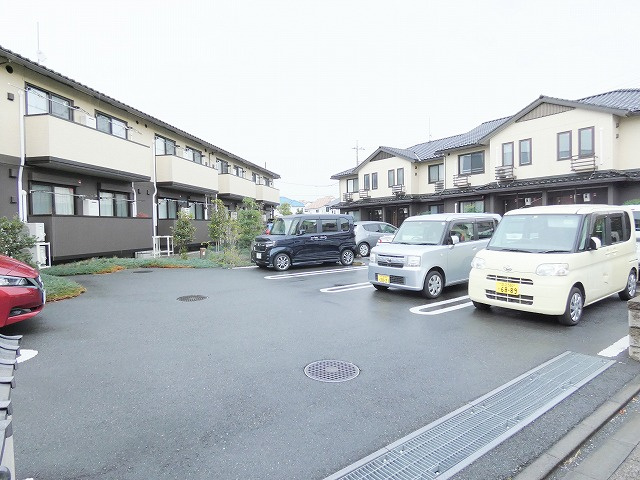 雅壱番館の駐車場