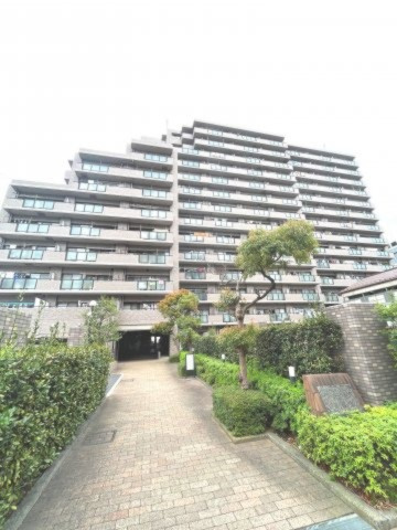 【その他共用部分】 | ファミール亀有弐番館 | 【 Appearance 】
存在感のある建物は、居住者の拠点としてずっと価値を持ち続ける。今もそこでじっと佇み、居住者の安全や安心を守ってくれています。