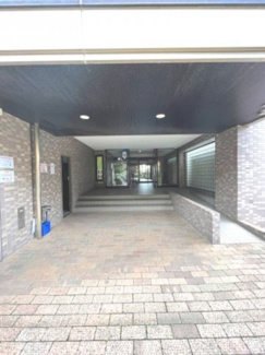 【エントランス】 | 【 Entrance 】
居住者の帰りを最初に待っていてくれるエントランス。その壮大な佇まいとは裏腹に、入ると静寂な空間が続いています。プライベートがしっかりと守られている証です。