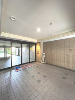 【エントランス】 | 【 Entrance 】
広々としたエントランス。居住者の帰りを待っているとともに、安全も守ってくれています。賑わいのある街も素敵ですが、プライベートを確保することも大事です。