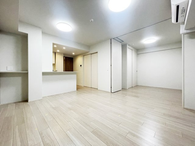 【居間・リビング】 | プレミスト東京王子 7F | ●ウォールドア採用！４LDK⇔３LDKセレクト可！