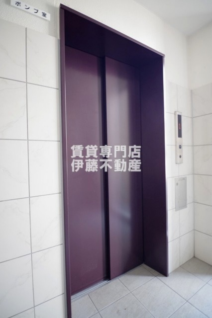 Pura Vida幅下のロビー|エレベーター