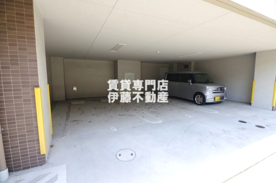 Pura Vida幅下の駐車場