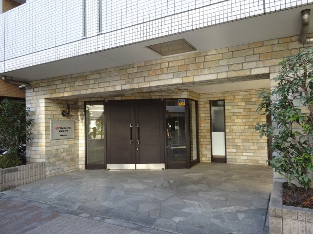 トーシンフェニックス新宿余丁町のエントランス|オートロック完備