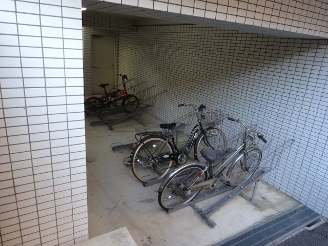 トーシンフェニックス新宿余丁町の駐車場|屋根付き駐輪場