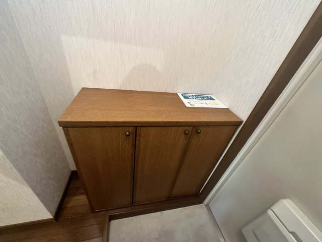 サンヒルズ江良Bの玄関|落ち着いた玄関です。靴箱完備。