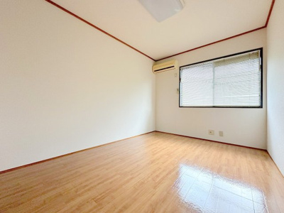 【居間・リビング】 | グリーンハウス翠 | 明るくゆったりと過ごせるお部屋です