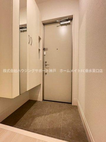 クローバー富士5号館の玄関