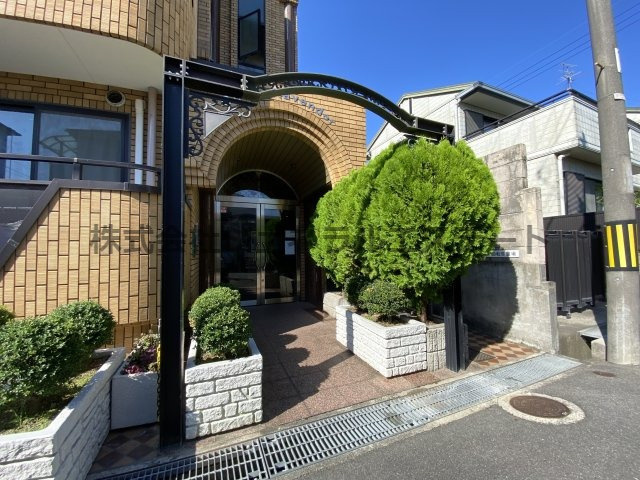 フリーディオ寝屋川のエントランス