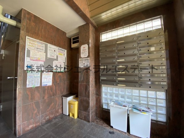 フリーディオ寝屋川のエントランス