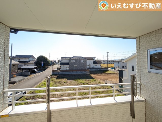 嵐山町平澤　中古戸建の展望|高い建物が無く開放感のある展望
バルコニーからの展望も開けていて閑静な住宅地が望めます。日当りも良いですね♪