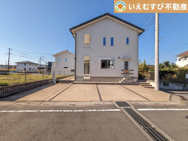 嵐山町平澤　中古戸建の駐車場|3台駐車可能なゆとりのカースペース
複数台車をお持ちでも、お友達が遊びに来てもゆとりの駐車スペース！