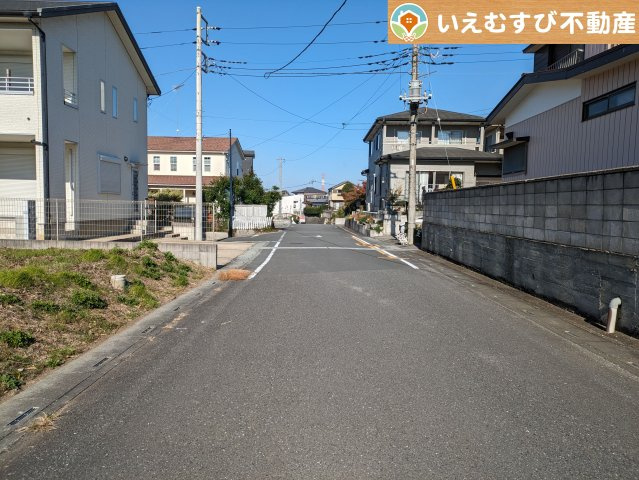 嵐山町平澤　中古戸建の前面道路含む現地写真|安心の広々6ｍ前面道路
6ｍの前面道路はお車の駐車が楽々！すれ違える広さが確保されています♪