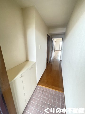【玄関】 | レジデンス河南 | ゆったりとした玄関です（同タイプのお部屋です。現況を優先します。）