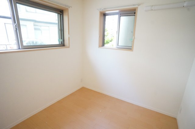 グラシア津田沼Ⅰの寝室|角部屋なので窓がおおいのじゃ